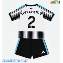 Camisa de time de futebol Newcastle United Tino Livramento #2 Replicas 1º Equipamento Infantil 2026-27 Manga Curta (+ Calças curtas)